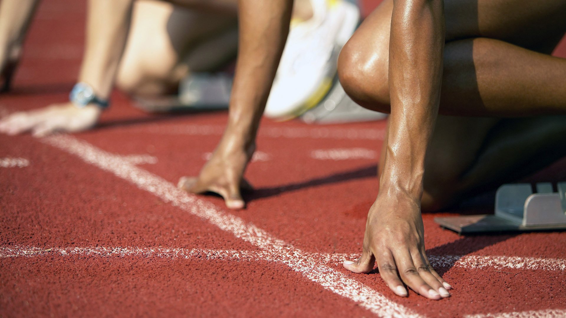 国际志愿者运动日 各地志愿者团队用接力跑形式传递旗帜